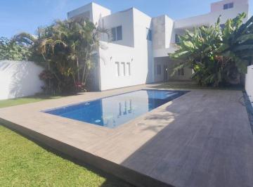 Casa de 4 habitaciones, Cuernavaca · Casa con 4 Habitaciones en Venta y Renta, 625 m² Superficie de Terreno en Residencia Mascareño