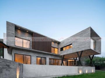 Casa · 951m² · 4 Recámaras · 2 Estacionamientos · Casa en Venta en Santiago