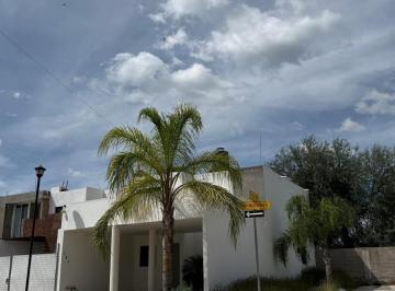 Casa · 160m² · 3 Recámaras · 2 Estacionamientos · Casa en Venta en Esquina con Roof Garden en Villas de Montecassino