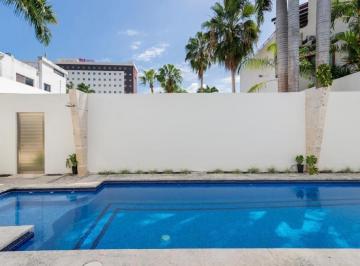 Casa · 700m² · 5 Recámaras · 9 Estacionamientos · Residencia de Lujo con Alberca en Supermanzana 11 – Cancún, Q. Roo. 5 Habitaciones, 5 Baños