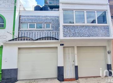 Casa · 196m² · 3 Recámaras · 2 Estacionamientos · Céntrica Casa en Venta en Col El Carmen en Puebla