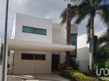 Casa · 502m² · 4 Recámaras · 2 Estacionamientos · Casa en Renta - Residencial Cumbres