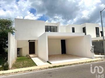 Casa · 250m² · 3 Recámaras · 2 Estacionamientos · Casa Nueva en Venta en Privada Conkal Yucatán