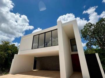 Casa en condominio · 387m² · 4 Recámaras · 4 Estacionamientos · Lujosa Casa en Exclusivo Residencial con Campo de Golf Al Norte de Mérida