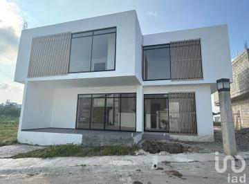 Casa · 259m² · 3 Recámaras · 2 Estacionamientos · Casa en Venta en Residencial Royal Campestre