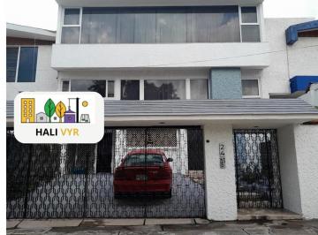 Casa · 390m² · 5 Recámaras · 2 Estacionamientos · Casa en Venta en Circuito Juristas Ciudad Satélite