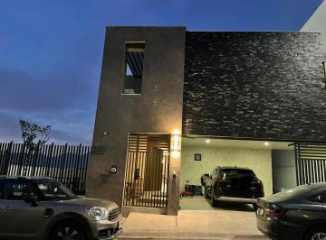 Casa · 370m² · 3 Recámaras · 2 Estacionamientos · Casa en Venta en Puerta de Hierro - Monterrey