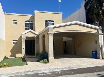 Casa de 3 habitaciones, Arteaga · Casa Renta Privanzas del Campestre, con Patio Amplio, con Jacucci El Baño Principal
