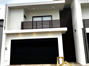 Casa · 275m² · 4 Recámaras · 2 Estacionamientos · Casa en Fraccionamiento Paraíso Coatzacoalcos