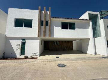 Casa · 350m² · 5 Recámaras · 3 Estacionamientos · Casa en Venta en Villas del Durazno Residencial