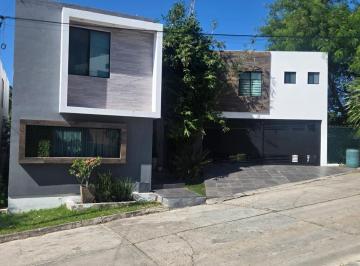 Casa · 220m² · 3 Recámaras · 2 Estacionamientos · Casa en Fraccionamiento Arcángeles