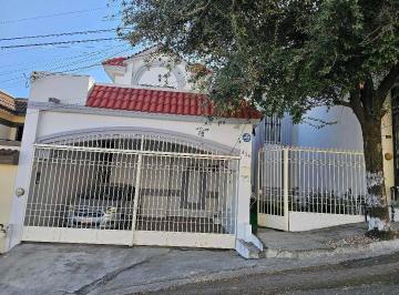 Casa · 315m² · 2 Estacionamientos · Casa de 3 Recámaras con Cuarto de Servicio y Terraza Cumbres