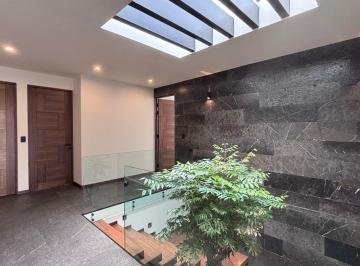 Casa · 380m² · 4 Recámaras · 4 Estacionamientos · Casa Espectacular en El Club de Golf Altozano en Venta