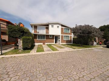 Casa · 360m² · 4 Recámaras · 5 Estacionamientos · Casa en Zinacantepec