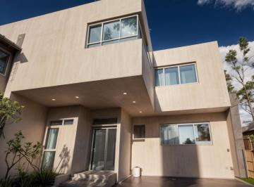 Casa · 185m² · 4 Recámaras · 2 Estacionamientos · Casa en Venta en Milenio III, 4 Recámaras, 3 Baños, Estancias Amplias, Centrica