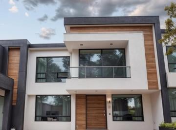 Casa · 193m² · 4 Recámaras · 2 Estacionamientos · Casa en Venta en El Refugio, Jardín, 4ta Recámara en Pb, Equipada y de Lujo!