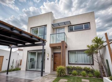 Casa · 277m² · 3 Recámaras · 3 Estacionamientos · Casa en Venta en Real de Juriquilla, 3 Recámaras, Estudio y Oficina, T.336 m²