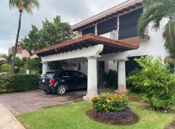 Casa · 450m² · 2 Estacionamientos · Casa en Venta, 3 Recámaras, Paneles Solares, Oficina, Sala Tv, Isla Dorada, Cancún