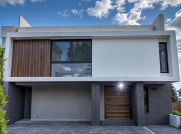 Casa · 220m² · 4 Recámaras · 3 Estacionamientos · Casa en Venta en Cañadas del Arroyo, 4 Recámaras, 4.5 Baños, Jardín, C.220 m²