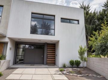 Casa · 180m² · 3 Recámaras · 3 Estacionamientos · Casa en Venta en El Mirador, 3 Recámaras, 3.5 Baños, Roof Garnden, Hermosa!