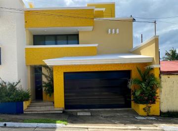 Casa · 360m² · 3 Recámaras · 2 Estacionamientos · Casa en Renta o Venta Petrolera, Coatzacoalcos