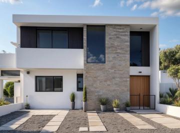 Casa · 176m² · 3 Recámaras · 2 Estacionamientos · Casa en Venta en Grand Juriquilla, 3 Recámaras, Estudio, Jardín, 2.5 Baños, Lujo