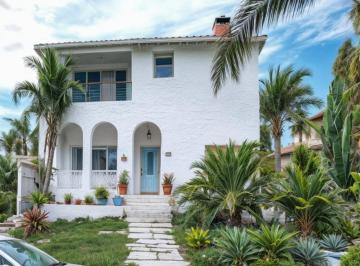 Casa · 310m² · 4 Recámaras · 6 Estacionamientos · Casa en Venta en Vista Real, Estilo Mediterráneo, Vistas Al Valle del Milagro