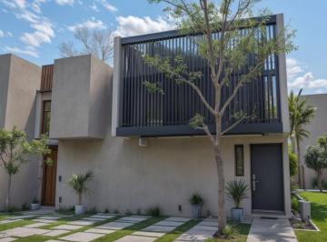 Casa · 131m² · 2 Recámaras · 2 Estacionamientos · Casa en Venta Entre El Refugio y Zibatá, Jardín, Estudio, Recámaras, Alberca.
