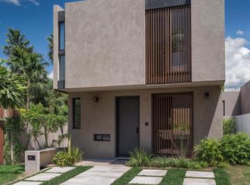 Casa · 119m² · 3 Recámaras · 2 Estacionamientos · Casa en Venta Entre El Refugio y Zibatá, 3 Recámaras, 2.5 Baños, Alberca, Jardín