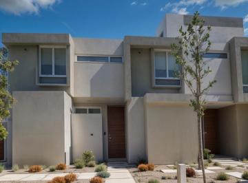 Casa · 90m² · 3 Recámaras · 2 Estacionamientos · Casa en Venta Entre El Refugio y Zibatá, Alberca, 3 Recámaras, Hermoso Diseño