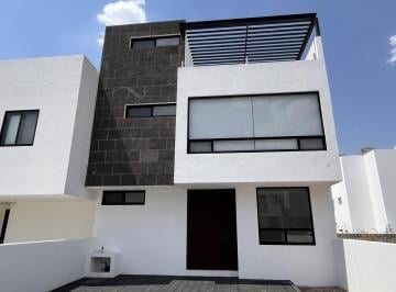 Casa · 211m² · 4 Recámaras · 2 Estacionamientos · Casa en Venta en Cañadas del Arroyo, 4 Recámaras, Una en Pb, 3 Baños, Jardín