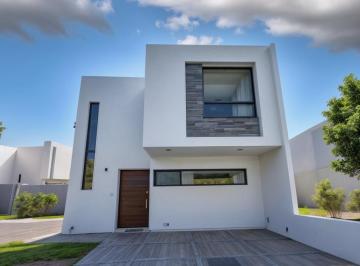 Casa · 163m² · 3 Recámaras · 2 Estacionamientos · Casa en Venta en Juriquilla, San Isidro. Esquina, 3 Recámaras, Equipada, Lujo!