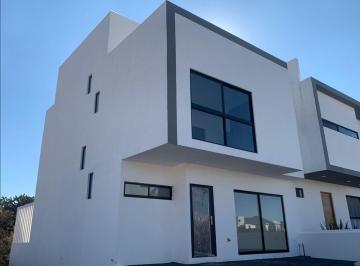 Casa · 195m² · 4 Recámaras · 3 Estacionamientos · Casa en Venta en Gran Reserva Juriquilla con Hermosa Vista Al Lago, Roof Garden