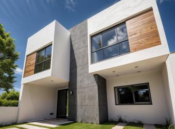 Casa · 240m² · 4 Recámaras · 2 Estacionamientos · Casa en Venta en Juriquilla, Alberca Propia, Jardín, 4 Recámaras Una en Pb.