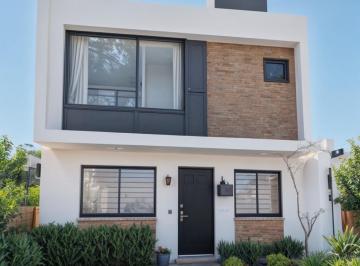 Casa · 110m² · 3 Recámaras · 2 Estacionamientos · Casa en Venta Entre El Refugio y Zibata, 3 Recámaras, 1 en Pb, Jardín, Alberca