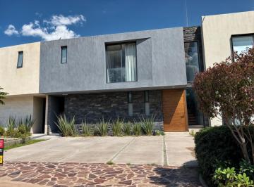 Casa · 198m² · 3 Recámaras · 3 Estacionamientos · Casa en Venta - Altozano, Querétaro, 3 Recámaras, 3.5 Baños, Cto de Servicio