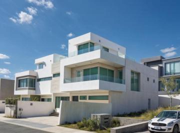 Casa · 264m² · 4 Recámaras · 3 Estacionamientos · Residencia en Venta en Lomas de Juriquilla, 4ta Recámara en Pb con Baño Completo