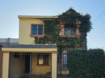 Casa · 4 Recámaras · 1 Estacionamiento · Casa en Renta - (4)