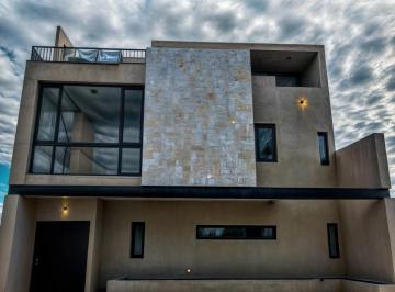 Casa · 263m² · 4 Recámaras · 3 Estacionamientos · Casa en Venta en Valle de Juriquilla, Diseño de Autor, Doble Altura, Roof Garden