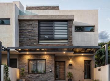 Casa · 272m² · 4 Recámaras · 3 Estacionamientos · Casa con Estilo Único y Vistas Inmejorables en Nuevo Refugio