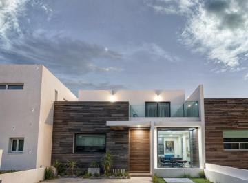 Casa · 150m² · 3 Recámaras · 2 Estacionamientos · Venta de Hermosa Casa en Cañadas del Arroyo! 3 Recámaras, 2 en Pb, 3.5 Baños