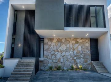 Casa · 218m² · 3 Recámaras · 3 Estacionamientos · Residencia en Venta en Zibatá, Club de Golf, 3 Recámaras, 3.5 Baños, Roof Garden