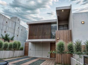 Casa · 206m² · 4 Recámaras · 3 Estacionamientos · Residencia de Autor en Zibata, 4 Recámaras, 4 Baños, Roof Garden, Hermosa Vista