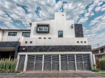 Casa · 235m² · 3 Recámaras · 2 Estacionamientos · Hermosa Casa en Exclusiva Privada en El Corazón de Milenio III