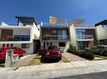 Casa · 244m² · 2 Estacionamientos · Casa Amueblada en Renta