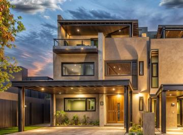 Casa · 280m² · 3 Recámaras · 2 Estacionamientos · Residencia de Lujo en Venta en Campanario Norte - Villa Carriedo