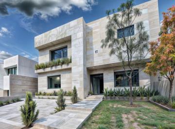 Casa · 278m² · 4 Recámaras · 3 Estacionamientos · Hermosa Residencia en Cumbres del Cimatario, 4 Recamaras, 4.5 Baños, Estudio.