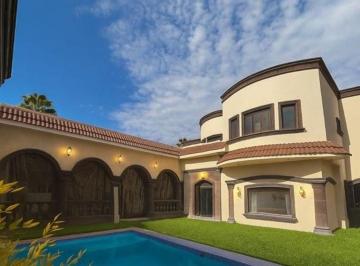 Casa de 4 habitaciones, Saltillo · Hermosa Residencia Frente a Área Verde en Jardines de Versalles, Primer Sector