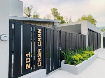 Casa · 400m² · 3 Estacionamientos · Casa en Venta en Santiago N. L.