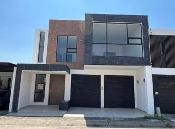 Casa · 300m² · 3 Recámaras · 2 Estacionamientos · Las Palmas, Casa en Venta de 3 Recámaras con Amplios Espacios